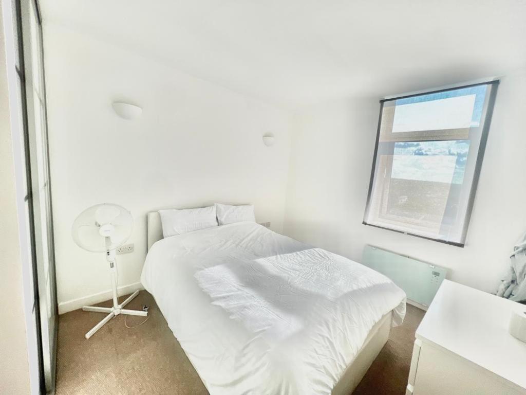 Beautiful 1 Bedroom Stylish Apartment Кройдон Екстериор снимка